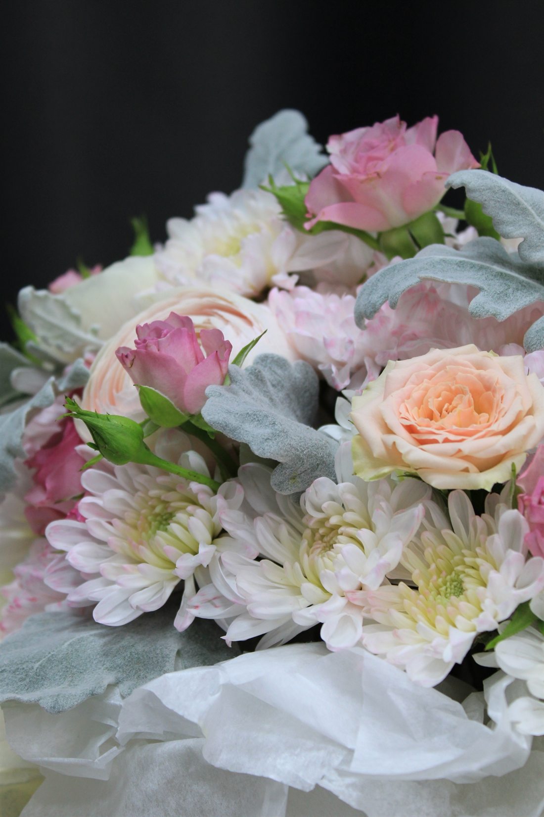 Флорист собирает букет в салоне El'Flors