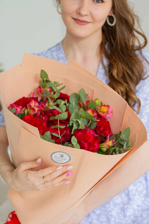 Флорист El'Flors с букетом