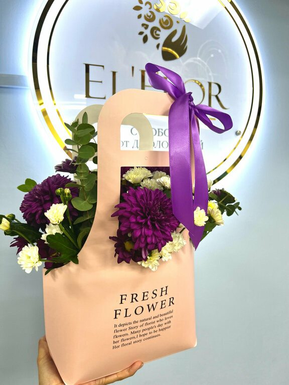 Салон El'Flors: подсвеченная вывеска и букет